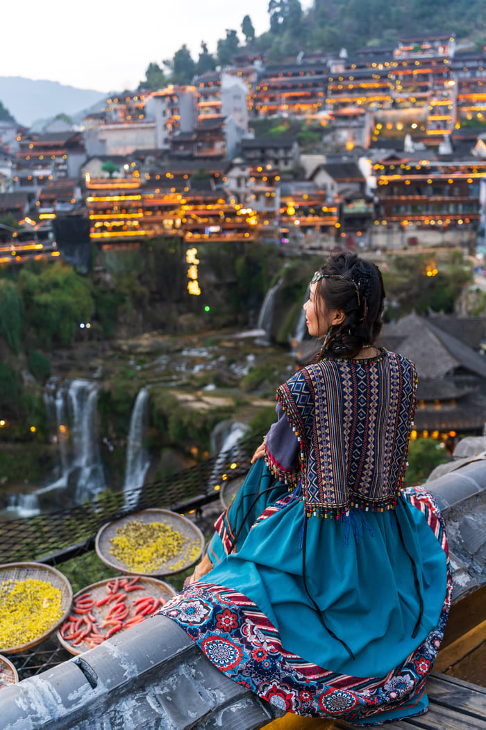 mujer viendo la ciudad LIJIANG en China