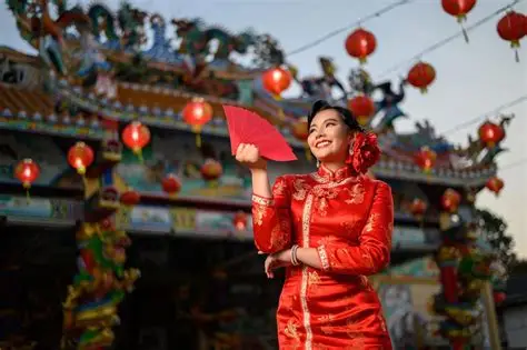 mujer con vestido rojo, vestido tipico chino