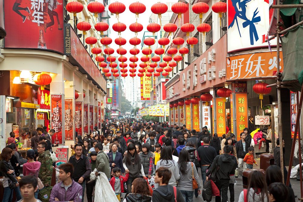 personas caminado en una calle de China